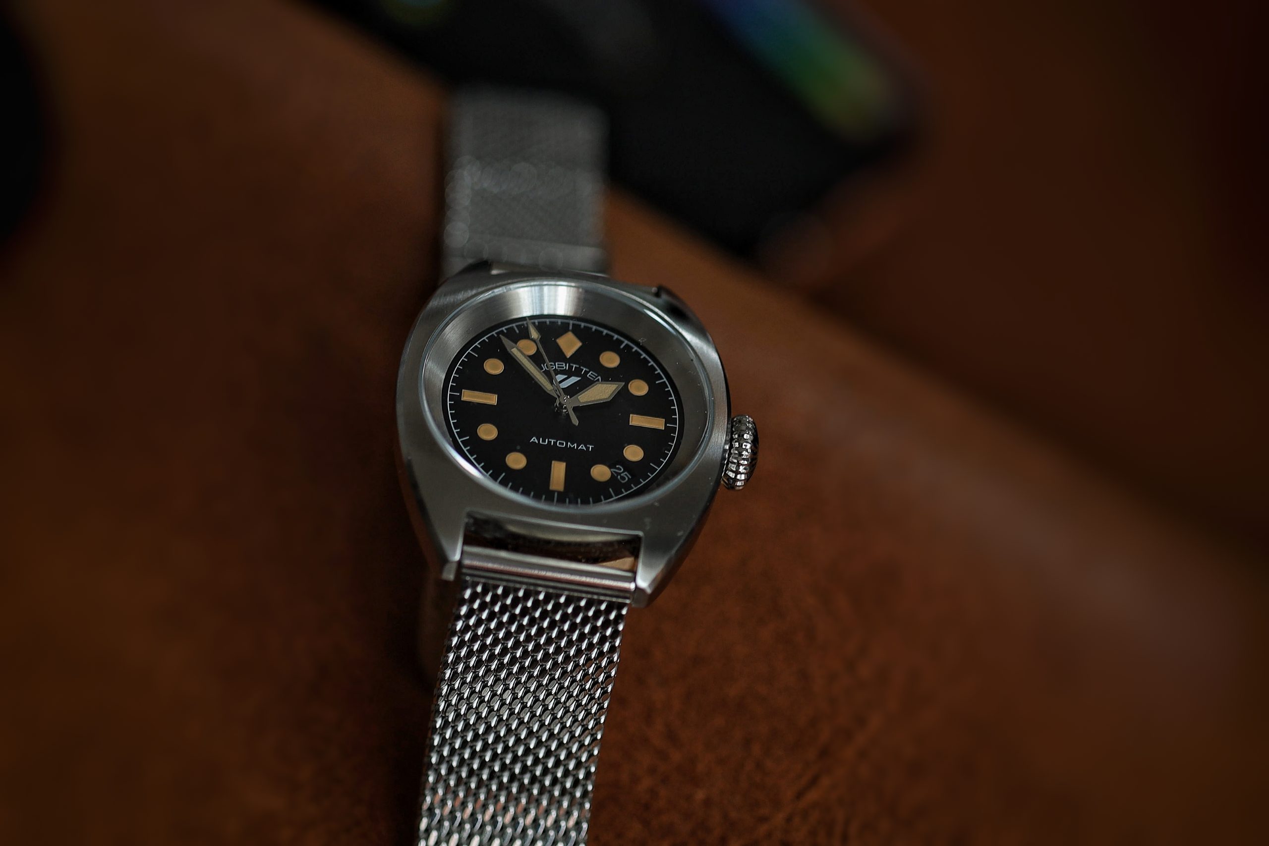 363 Automatic milanese mesh rannekkeella